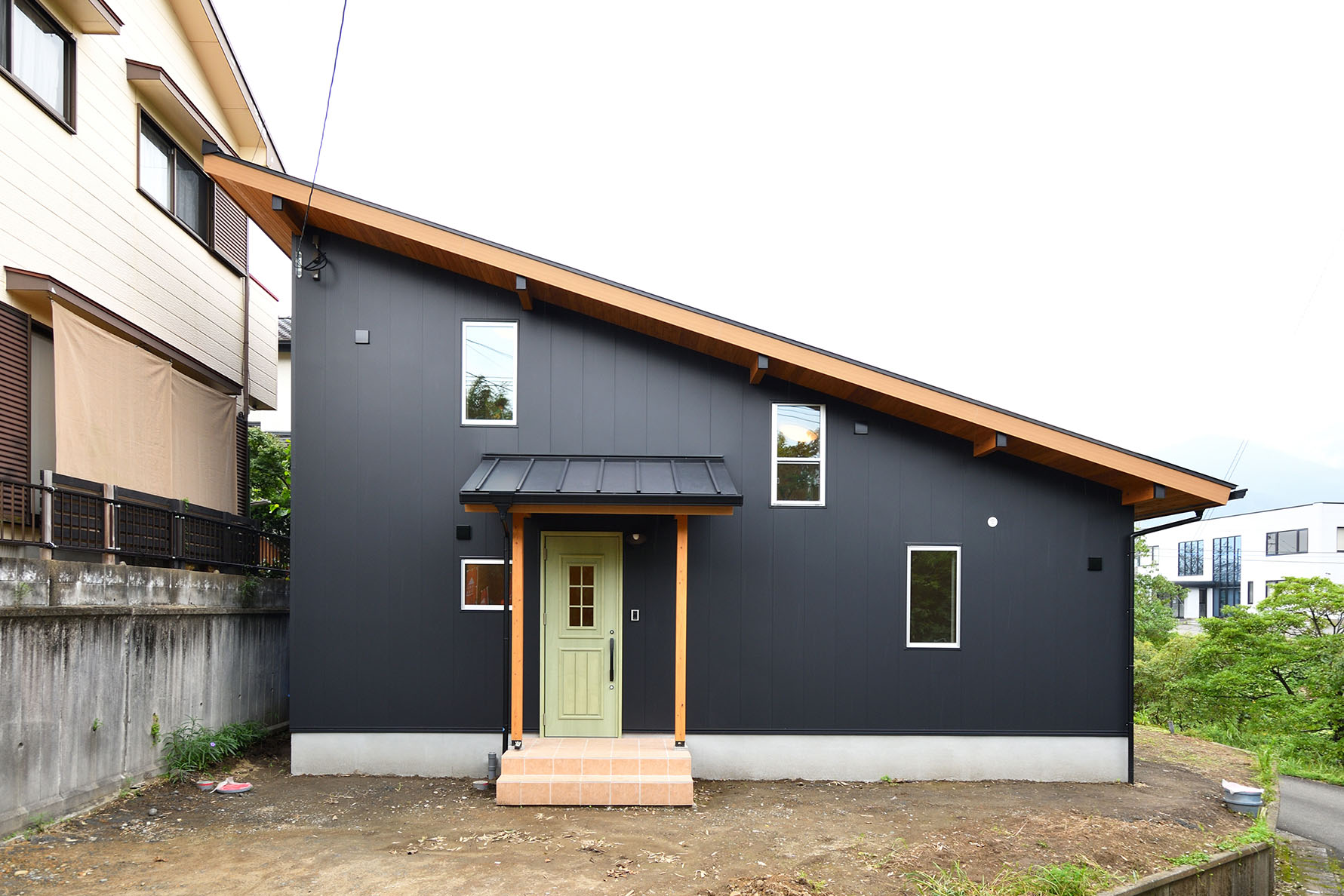 黒い片流れ屋根のお家／LOAFER写真