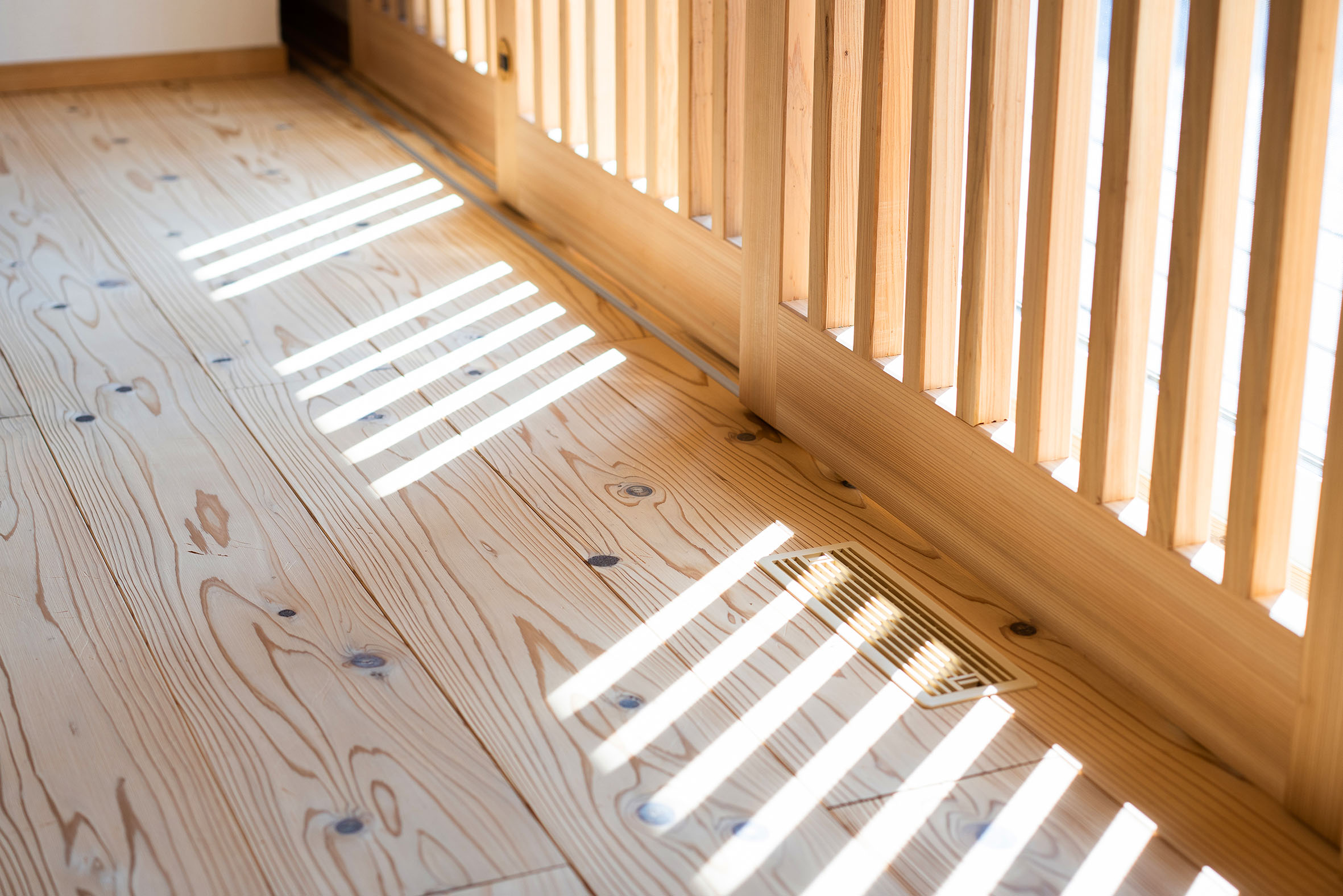 キャットウォークと陽の光が心地いい空間の平屋TSUNAGU写真