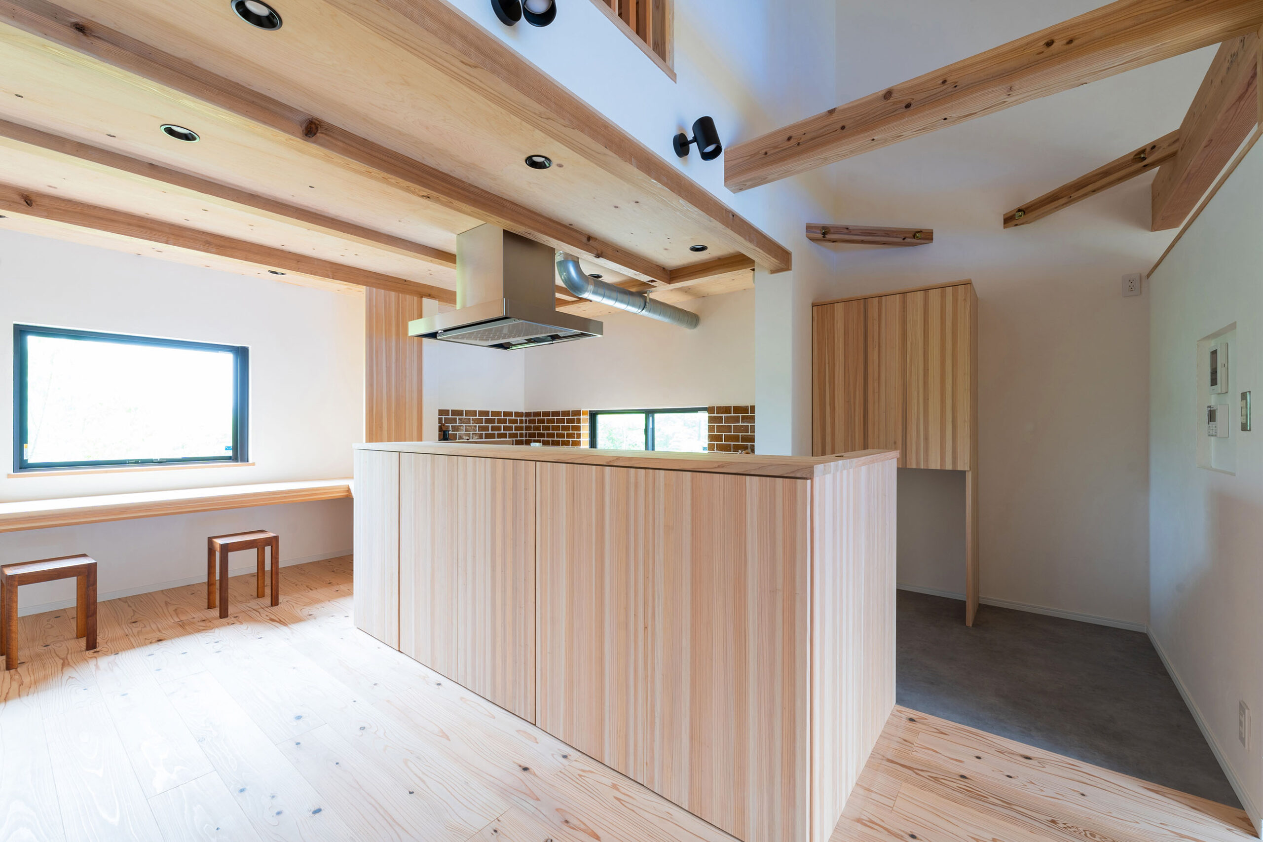 薪ストーブの家とガレージが並ぶ住まい - 宮崎の注文住宅&BinO 