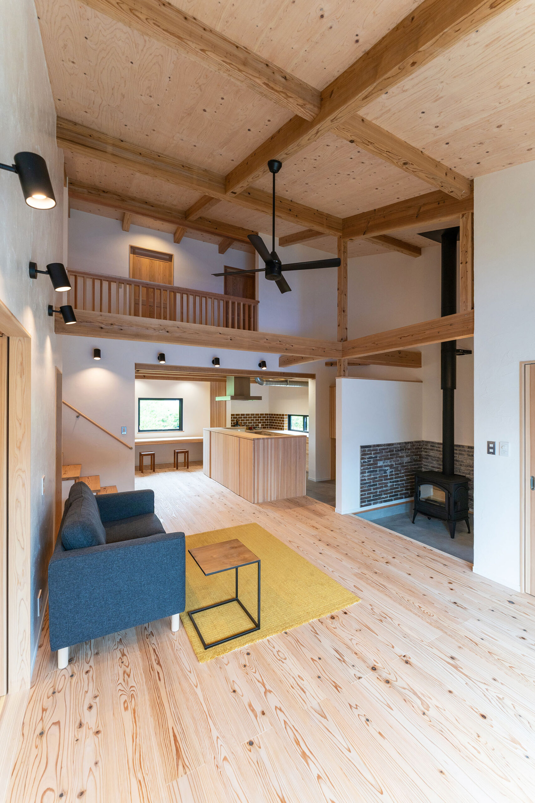 薪ストーブの家とガレージが並ぶ住まい - 宮崎の注文住宅&BinO 