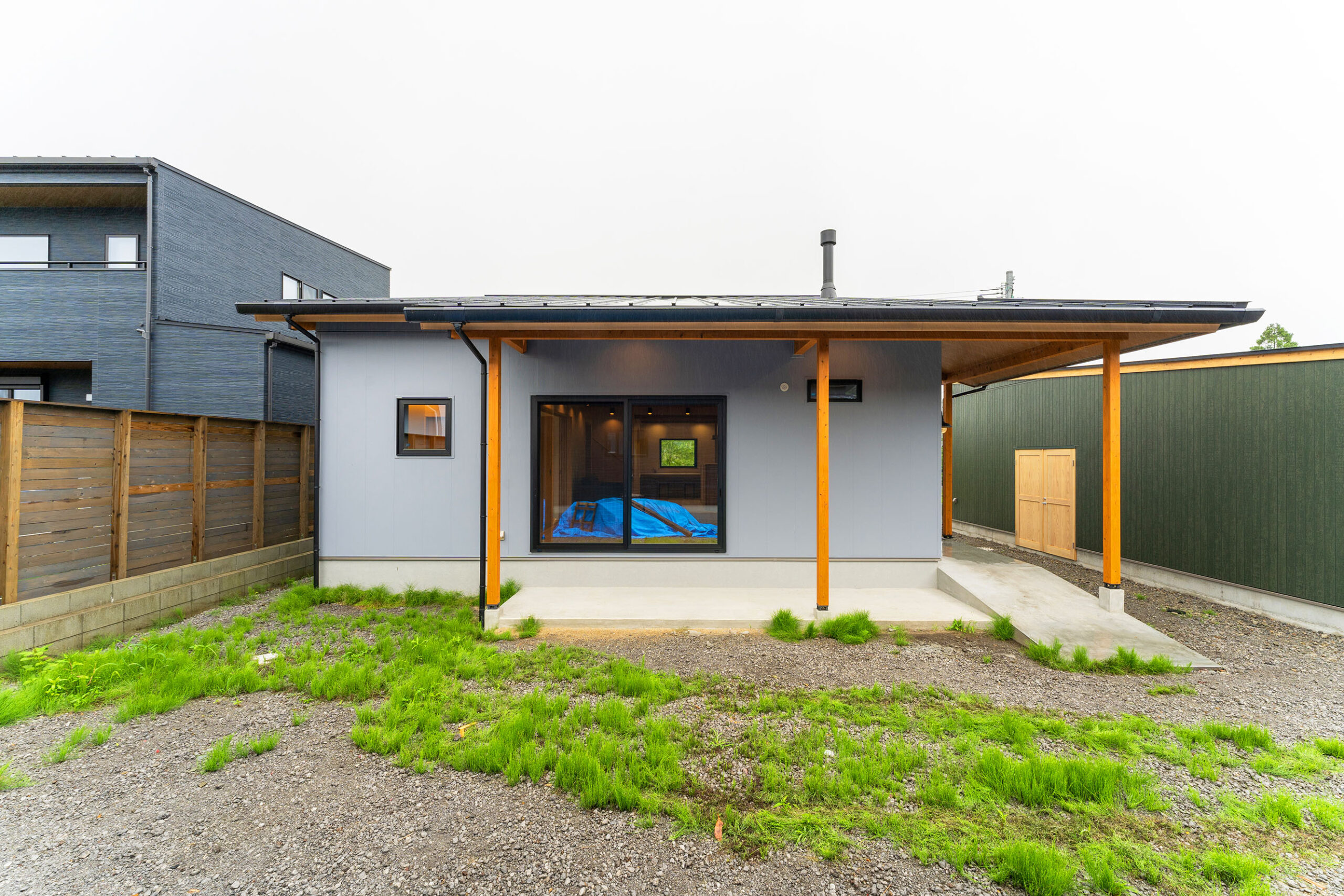薪ストーブの家とガレージが並ぶ住まい - 宮崎の注文住宅&BinO 