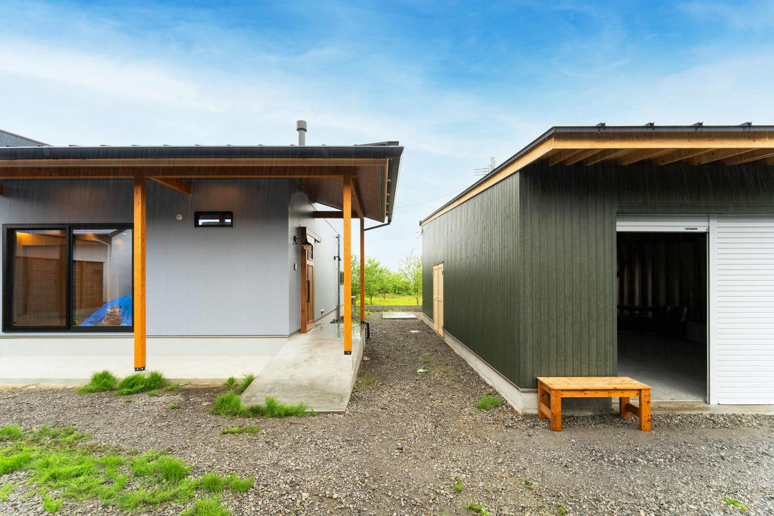 薪ストーブの家とガレージが並ぶ住まい - 宮崎の注文住宅&BinO 